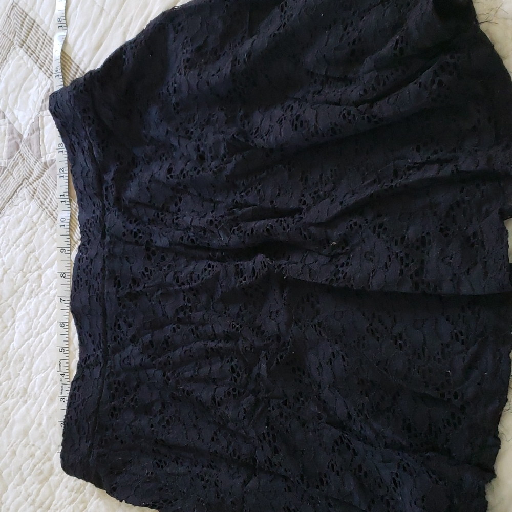 Like new lace and lined skirt